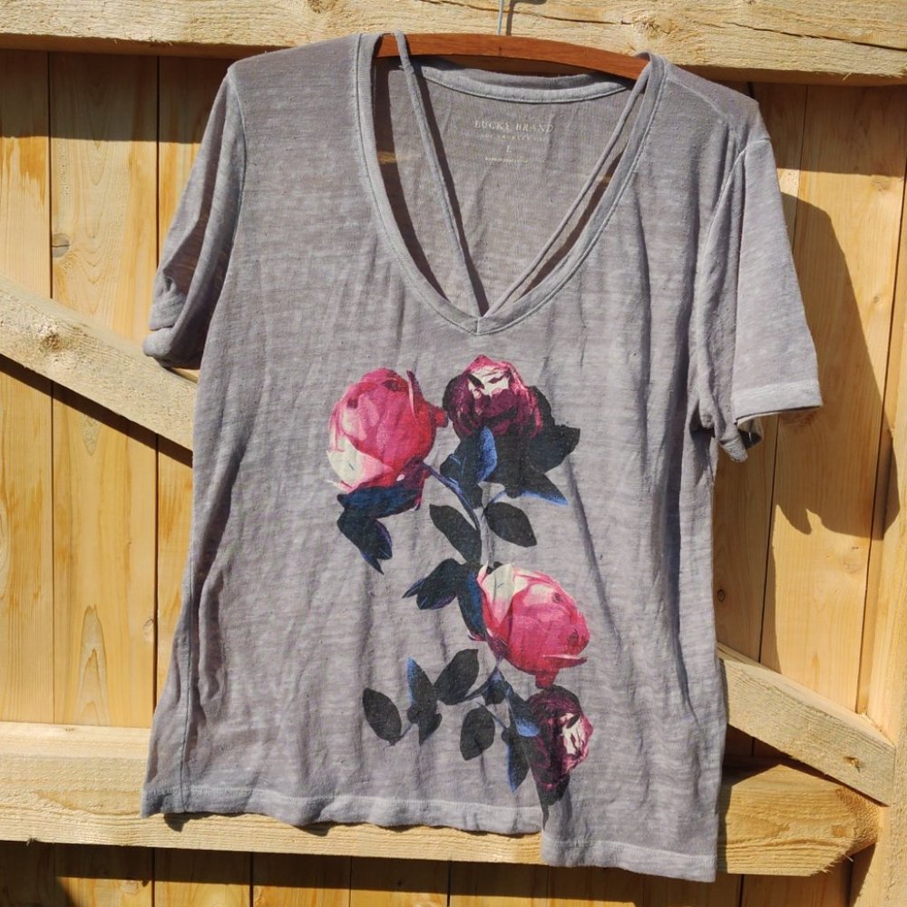Lucky Brand size Large V Neck Red Rose Floral Blouse Top Short Sleeve
